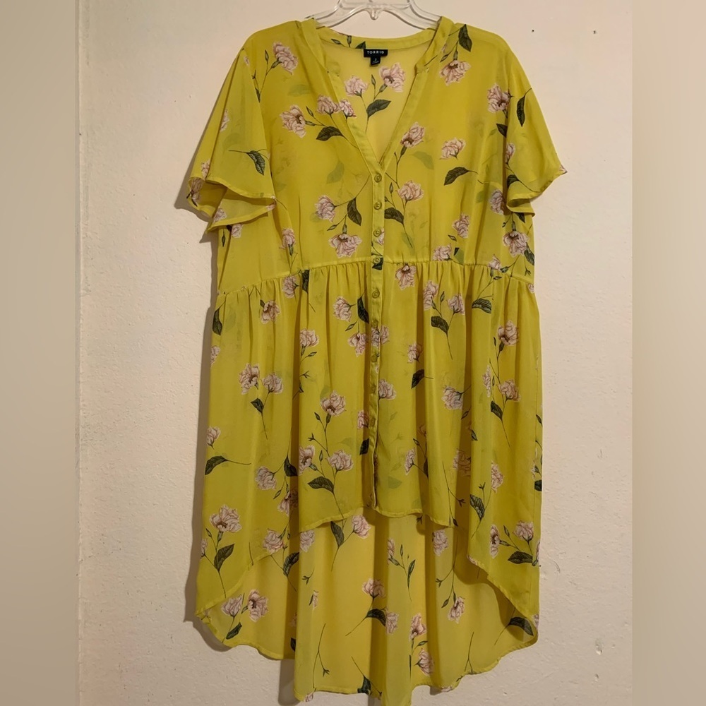 Torrid, Floral/Yellow High-Low Blouse, Size 2.
